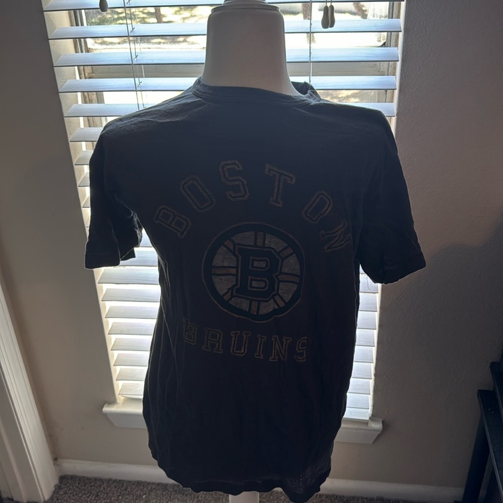 Men size small banner 47 Boston bruins short sleeve tshirt. Good condition.
